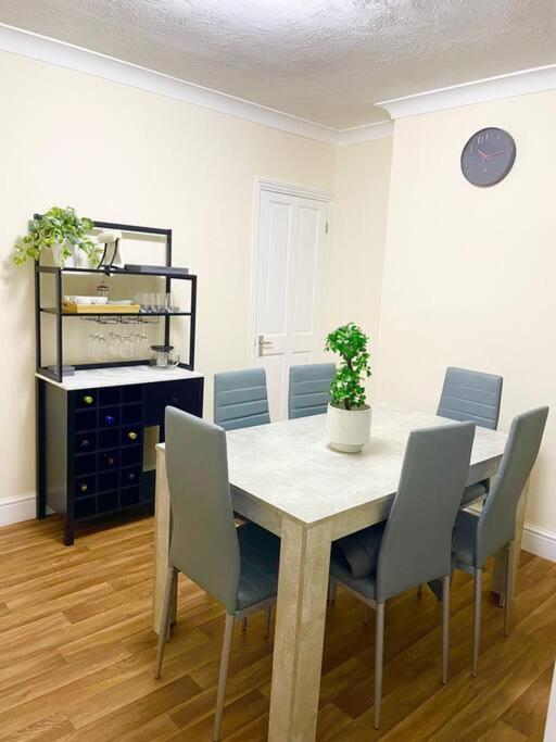 Apartamento Charter House With Good Wifi Chatham  Exterior foto